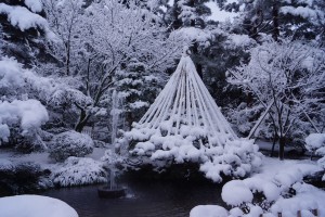 現存する日本最古と言われる噴水。 逆サイフォン方式で霞が池から落ち込んでいます。