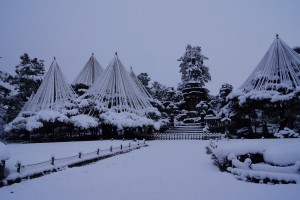 中央、日本武尊像。 左は西本願寺で右側は東本願寺の松。 